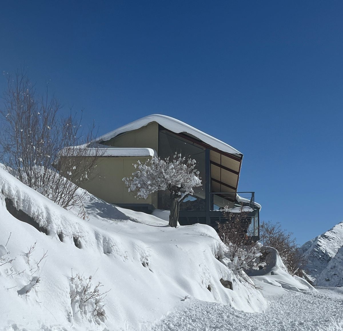 Hill Top Cafe/Bar - Sissu, Himachal prefab home by The Hut Company